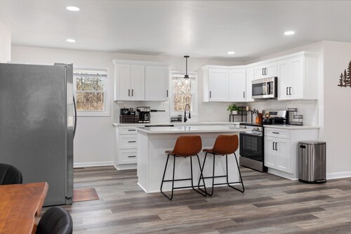 Newly Renovated 2BR/2BA Home. Near Buchanan