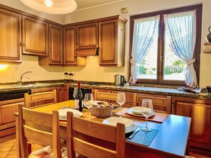 Fridge, oven, dishwasher, cookware/dishes/utensils - Apartment Carlui by Interhome (Domaso)