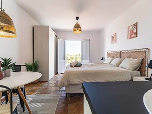 12 habitaciones, escritorio y acceso a internet 