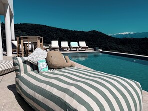 Een seizoensgebonden buitenzwembad