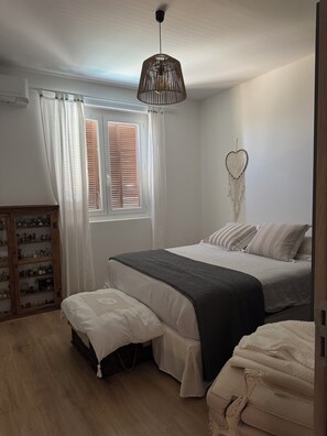 Double Room, Bay View | Blackout drapes, iron/ironing board, free WiFi - Petit coin de paradis (Alata)