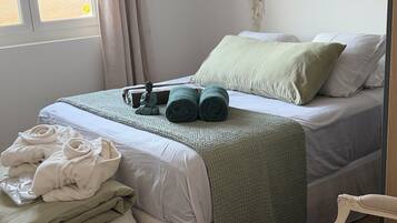 Habitación doble, vista a la bahía | Cortinas blackout, tabla de planchar con plancha y wifi gratis