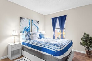 Casa de ciudad, varias camas, patio, vista al jardín (Peaceful Palms) | 3 habitaciones, decoración personalizada y muebles diferentes 