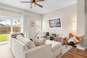 Stadtwohnung, Mehrere Betten, Terrasse, Gartenblick (Peaceful Palms) | Wohnbereich