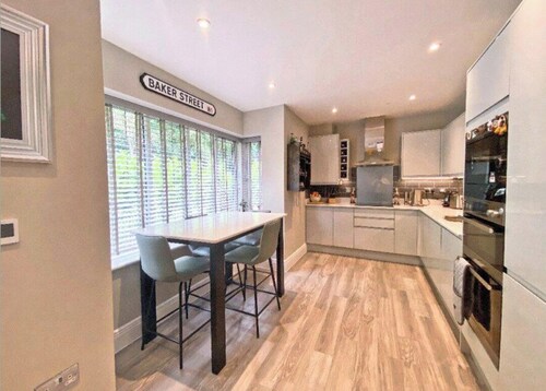 Near London & Guildford 3 Bed 3 Bath house. Families, contractors & short stays
