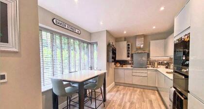 Near London & Guildford 3 Bed 3 Bath house. Families, contractors & short stays
