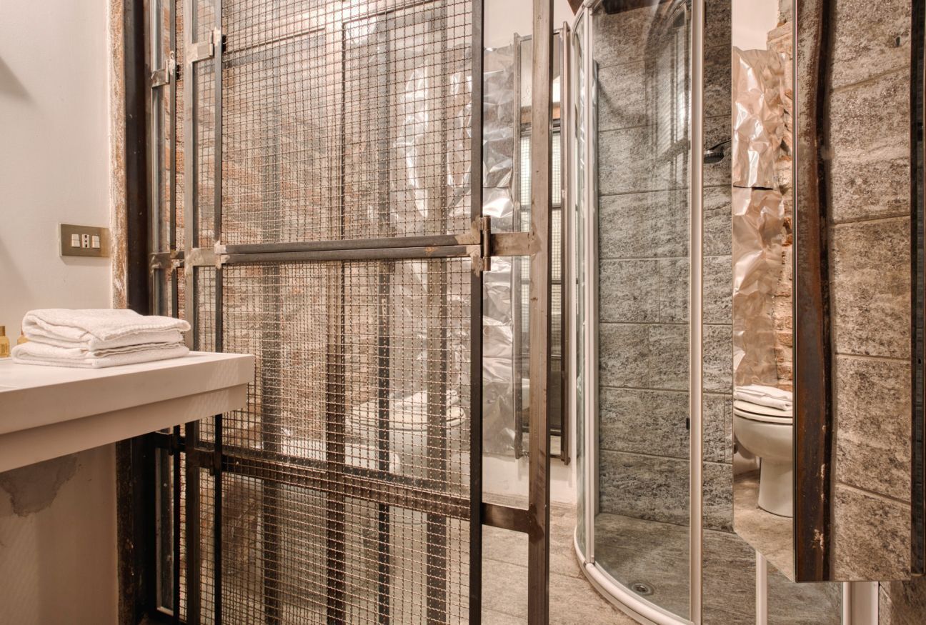 Shower, free toiletries, hair dryer, bidet