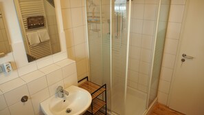 Douche, sèche-cheveux, serviettes fournies, savon