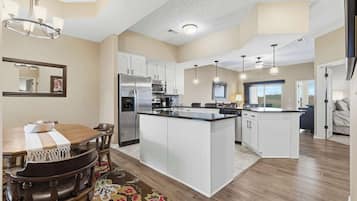 Condo, Multiple Beds, Patio (Majestic Retreat) | Dining