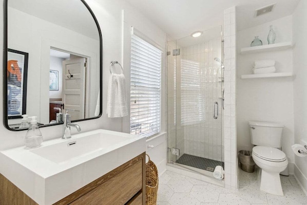 Shower, hair dryer - Little Lady Cottage | Hot Tub • Walk to downtown (St. Augustine)