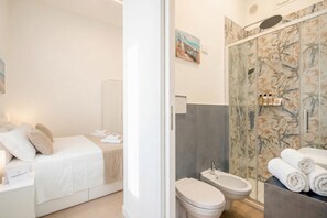 Shower, towels, shampoo, toilet paper - Blu Mediterraneo - Comfortable Apartment Near the Sea (Bari)