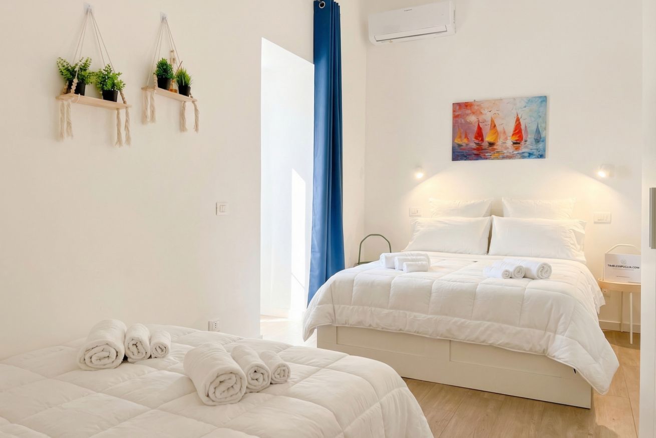 1 quarto, ferros/tábuas de passar roupa, berço de viagem