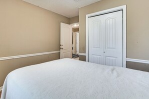 House (6 Bedrooms) | Interior