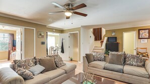 A living room with two sofas, a coffee table, and a ceiling fan. - 8 Mi to Augusta National: Group Getaway w/ Deck (Augusta)