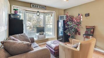 House (6 Bedrooms) | Interior