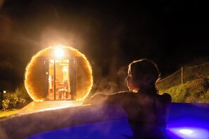 Outdoor spa tub - LE BOTTI FIORENTINE (Reggello)