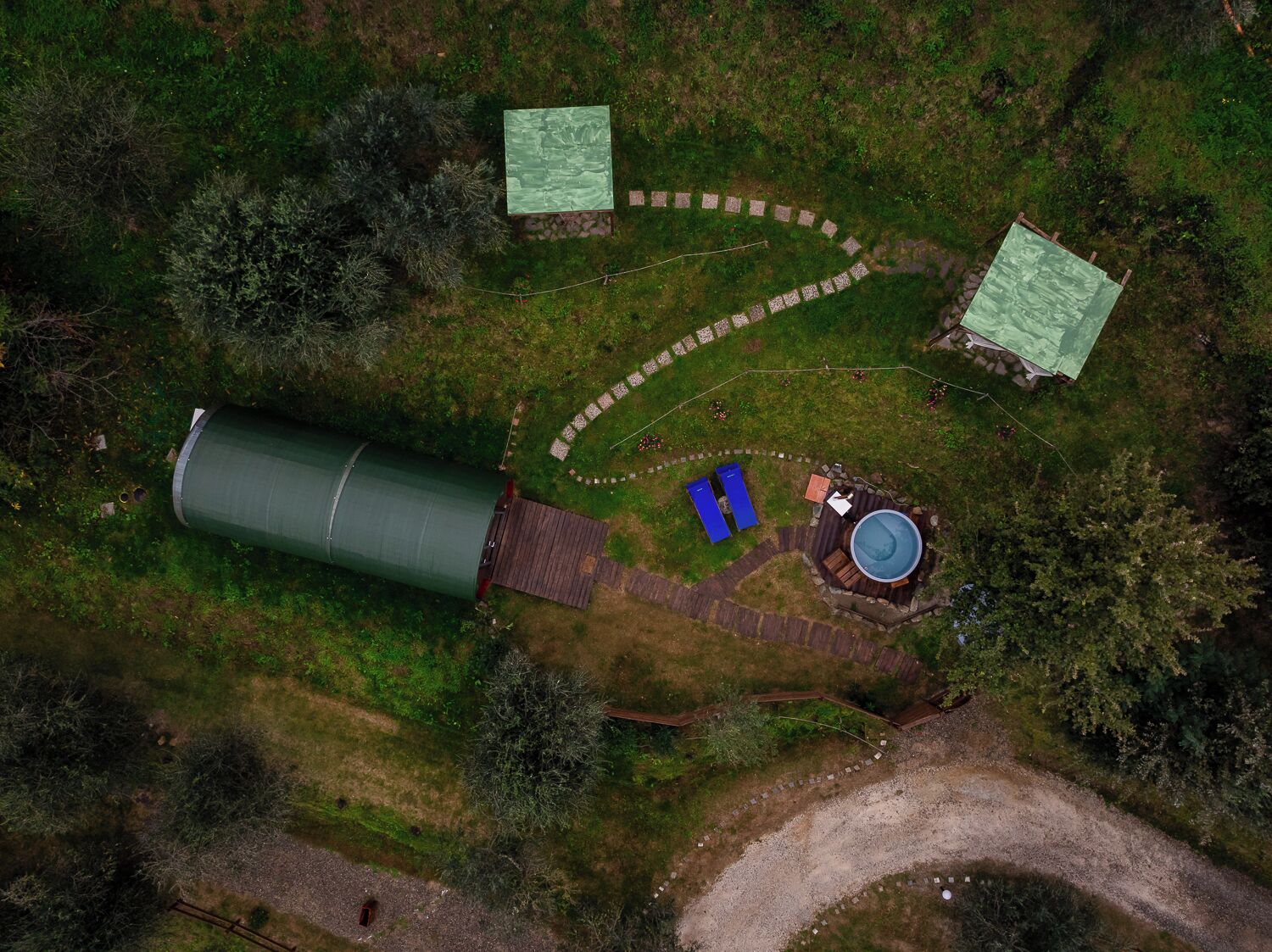 4 kolam renang outdoor, dengan payung kolam renang dan kursi berjemur