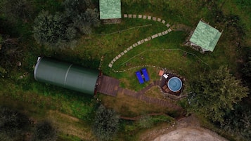 4 kolam renang outdoor, dengan payung kolam renang dan kursi berjemur