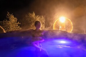 4 outdoor pools, pool umbrellas, pool loungers