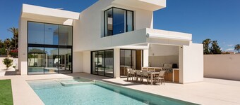 Ultra-Modern 5-Bed Luxury Chalet with Private Pool & Home Cinema 13 Min To Beach