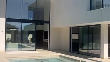 Una piscina al aire libre