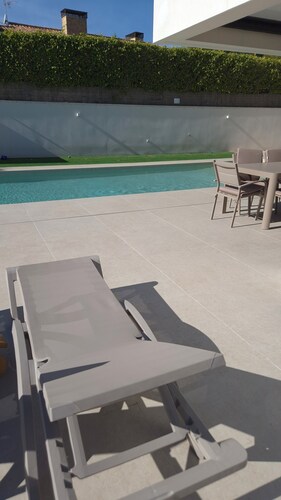 Ultra-Modern 5-Bed Luxury Chalet with Private Pool & Home Cinema 13 Min To Beach