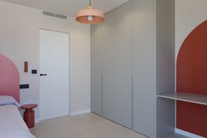 5 habitaciones, escritorio, tabla de planchar con plancha y wifi 