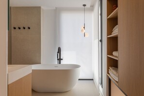 Regadera, secadora de cabello, bidet, toallas 