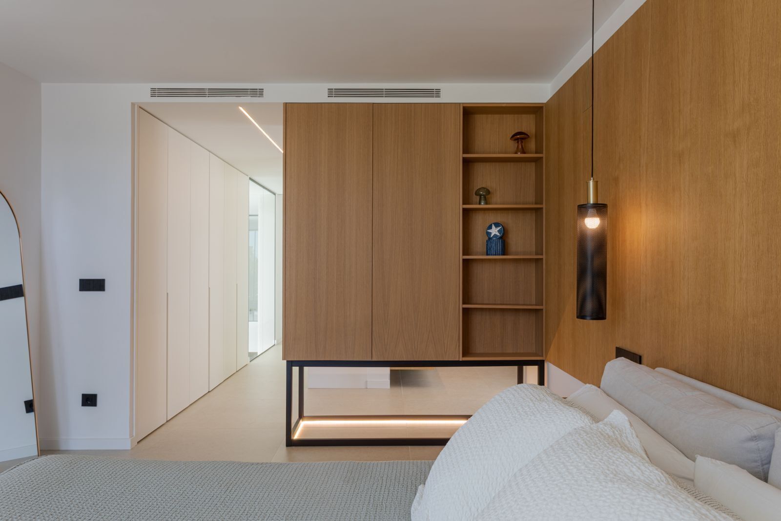 5 bedrooms, desk, iron/ironing board, WiFi