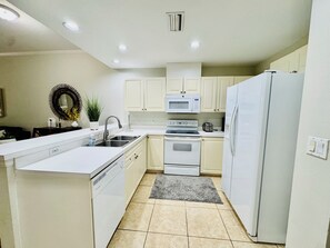 Private kitchen - PARADISE IMG CONDO NEAR BEACH (Bradenton)