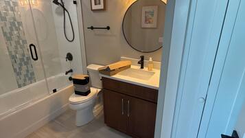 Douche, sĂšche-cheveux, serviettes fournies, savon