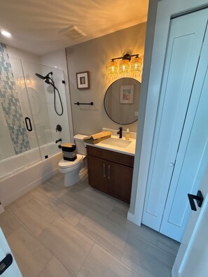 Douche, sèche-cheveux, serviettes fournies, savon