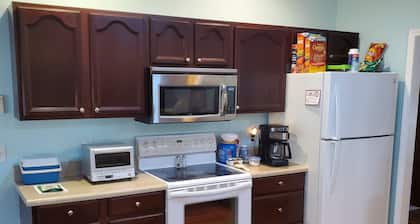 bedroom available in my house in lovely Seneca. 5 miles from Clemson University