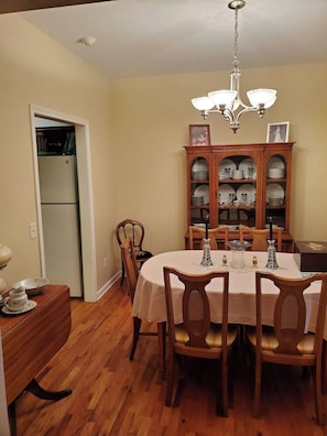 Dining - Charming 1-bedroom house in lovely Seneca. 5 miles from Clemson University (Seneca)