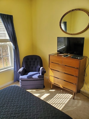 Iron/ironing board, WiFi, bed sheets - Charming 1-bedroom house in lovely Seneca. 5 miles from Clemson University (Seneca)