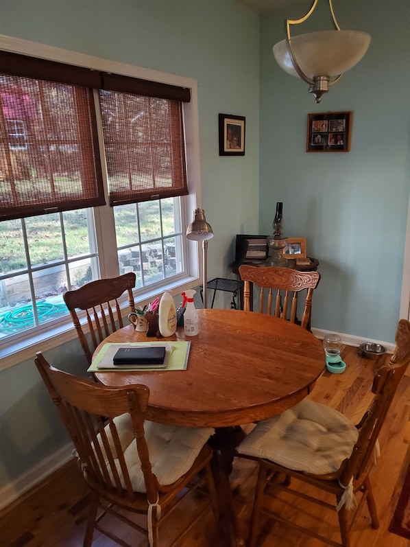 Dining - Charming 1-bedroom house in lovely Seneca. 5 miles from Clemson University (Seneca)