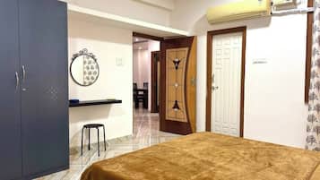 3 bedrooms, desk, iron/ironing board, free WiFi