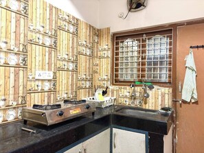 Kühlschrank, Mikrowelle, Herdplatte, Wasserkocher mit Kaffee-/Teezubehör