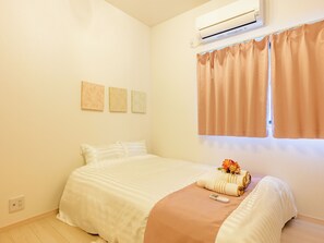 3 habitaciones, tabla de planchar con plancha, wifi y ropa de cama 