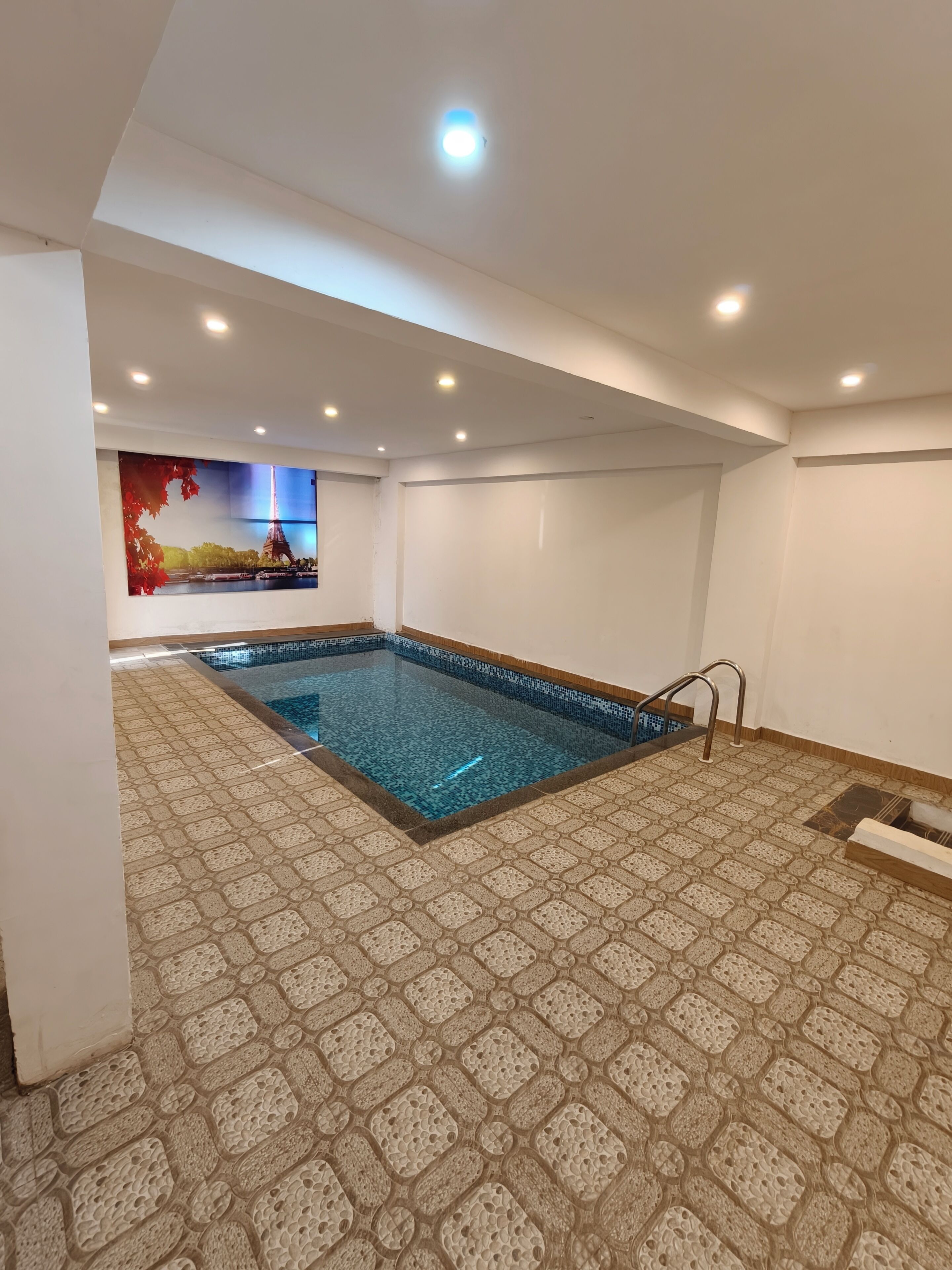 4 indoor pools, outdoor pool