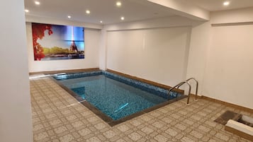 4 indoor pools, outdoor pool