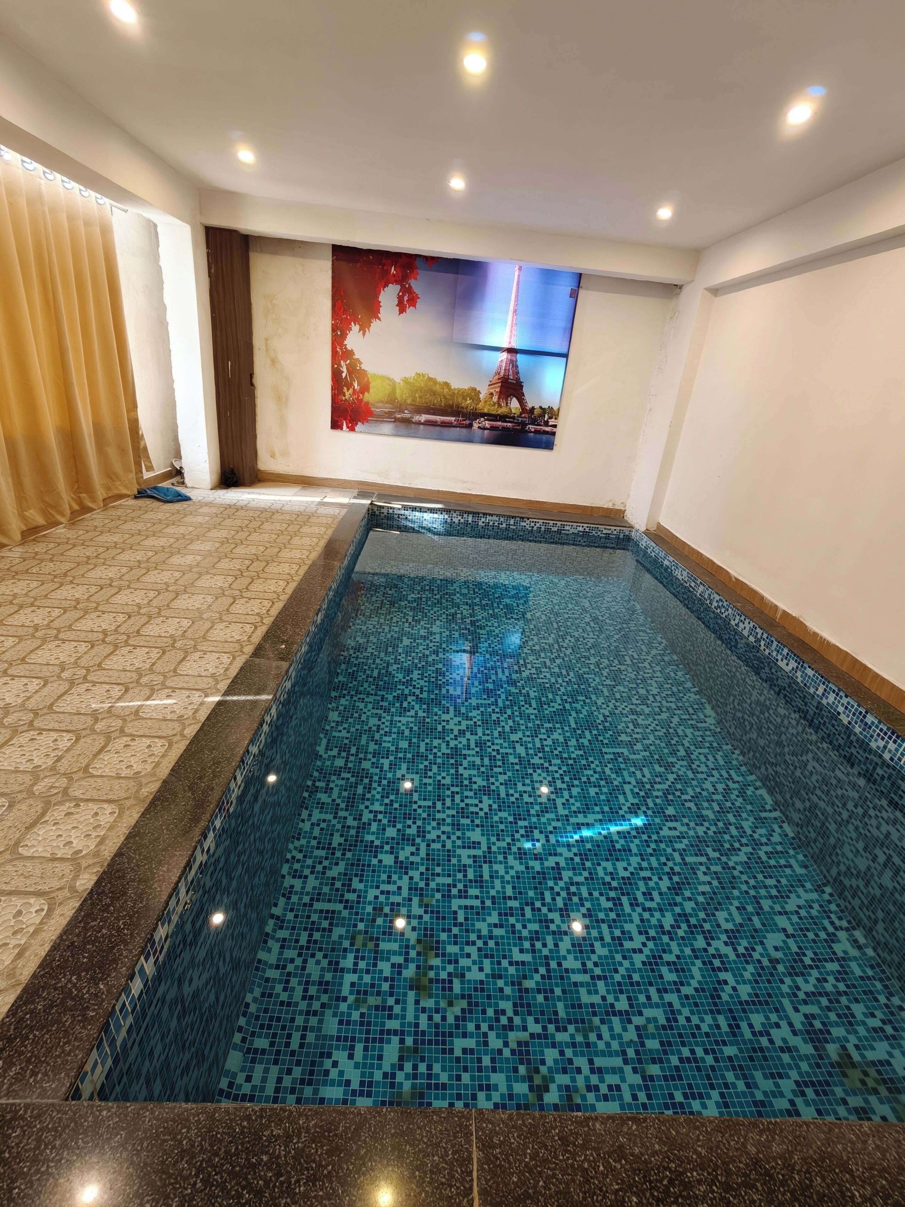 4 indoor pools, outdoor pool