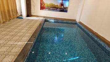 4 indoor pools, outdoor pool