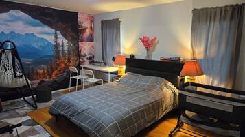 2 soverom, skrivebord, strykejern/-brett og wi-fi (inkludert)