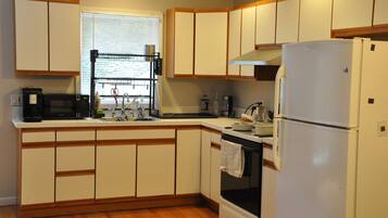 Een koelkast, een microgolfoven, een oven, een kookplaat