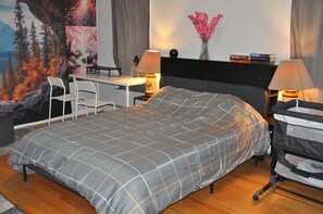 2 makuuhuonetta, työpöytä, silitysrauta/-lauta, ilmainen Wi-Fi