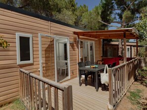 Outdoor dining - Modern Bungalow for 4-guests in Sitges (Sitges)