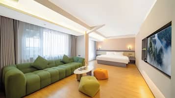 Escritorio, espacio para trabajar con laptop y cortinas blackout