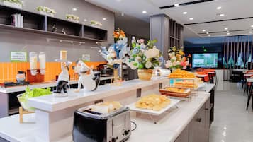 Café da manhã com buffet grátis todos os dias