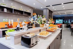 Free daily buffet breakfast  - Zhangjiajie Yunxi Scenic Hotel (Zhangjiajie)